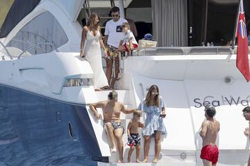 La familia Messi-Roccuzzo disfruta de unas id¨ªlicas vacaciones a bordo de un c¨®modo barco por las costas de las Islas Pitiusas.