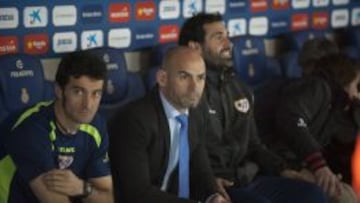 Paco Jémez en el banquillo de Cornellá.