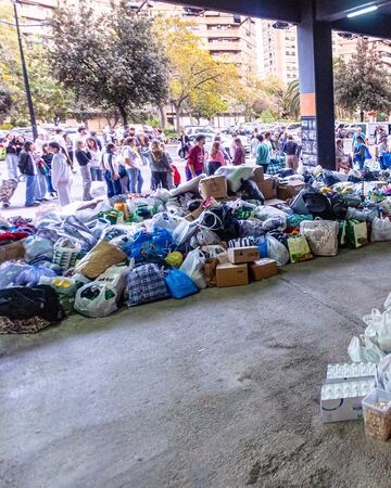 Largas colas de valencianos en los alrededores del estadio para colaborar con la causa.