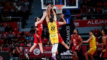Ethan Happ, pívot del Gran Canaria, sobrevuela la zona del Casademont Zaragoza para hacer un mate.