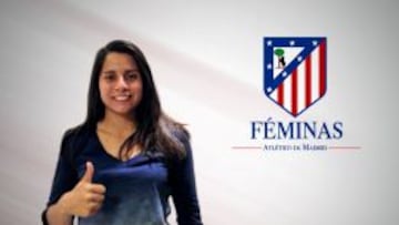 La mexicana Kenti Robles posa junto al escudo del Atl&eacute;tico de Madrid F&eacute;minas. 