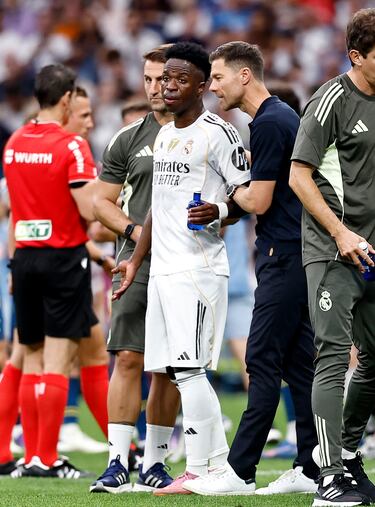 Durante la pausa de hidratación, el brasileño expresó su enfado con Xabi Alonso tras ser sustituido.