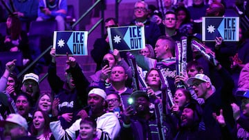 Aficionados protestan en contra del ICE en el partido de Minnesota Timberwolves y Golden State Warriors en la NBA.