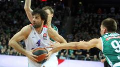 Edgaras Ulanovas (R) of Zalgiris Kaunas vies with Milos Teodosic (C) of CSKA Moscow during the Euroleague Top 16  basketball match Zalgiris Kaunas vs CSKA Moscow in Kaunas on February 5, 2016. / AFP / Petras Malukas