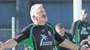 <b>CEDE. </b>David Vidal renuncia definitivamente a reforzar la banda izquierda del equipo ilicitano.