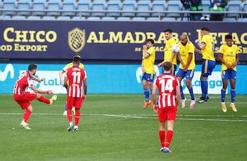 Luis Suárez marca de falta contra el Cádiz.