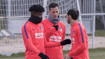 Thomas conversa con Juanfran y con Kalinic durante el entrenamiento.