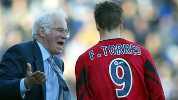 Luis Aragon&eacute;s da &oacute;rdenes a Fernando Torres durante un partido del Atl&eacute;tico de Madrid durante la temporada 2002/2003.