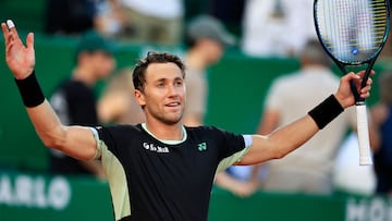 Casper Ruud celebra su victoria contra Novak Djokovic en Montecarlo.