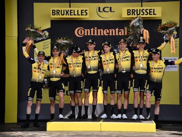El equipo Jumbo-Visma en el podio tras proclamarse vencedores de la contrarreloj de la segunda etapa del Tour de Francia. 