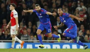 Felipe Pardo hizo gol y asistencia en el Emirates Stadium 