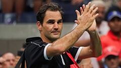 Roger Federer aplaude al p&uacute;blico en el US Open.