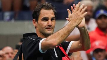 Roger Federer aplaude al público en el US Open.