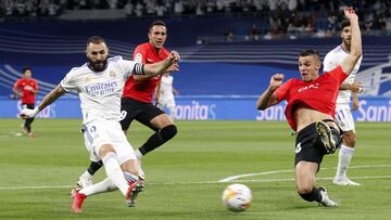 Benzema remata en la jugada del primer gol al Mallorca en el partido de la primera vuelta en el Bernab&eacute;u.