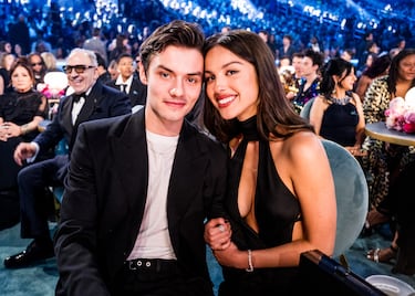 Louis Partridge y Olivia Rodrigo durante la gala de los Premios Grammys 2025 celebrados en Los Ángeles.