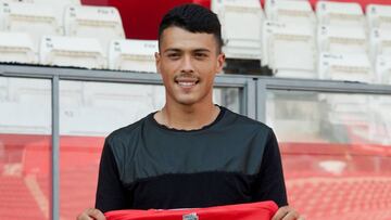 Pedro Porro durante su acto de renovación con el Girona.