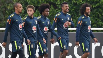 Los jugadores de la selecci&oacute;n brasile&ntilde;a de f&uacute;tbol Miranda, Neymar Jr, Willian, Paulinho y Marcelo participan un entrenamiento del equipo en el centro deportivo del Tottenham Hotspur, en Enfield, al norte de Londres, el 30 de mayo de 2018 durante su preparaci&oacute;n para el Mundial de Rusia 2018, que se celebra del 14 de junio al 15 de julio de 2018. EFE/Andy Rain