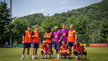 Los jugadores del Barcelona en el entrenamiento en Paju.