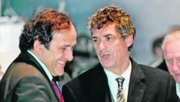 <b>APOYO. </b>Platini y Villar en una reunión de la UEFA.