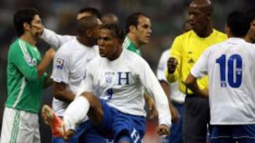 El hondureño jugó distintos partidos con la Selección Catracha en contra de México.