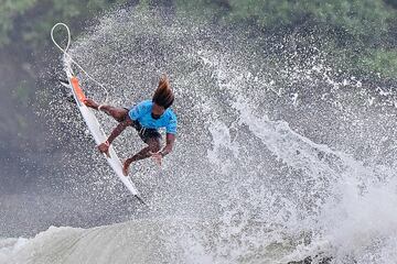 El panameño Jean González compite en la final abierta de surf durante los Juegos Panamericanos de la Asociación de Surf (PASA) Panamá 2022, en Playa Venao, al oeste de Ciudad de Panamá. González ganó la medalla de plata. El surf es un deporte que produce imágenes tan espectaculares como esta.