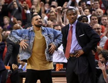 Drake y Dwane Casey, entrenador de los Raptors, durante la serie de 2016 entre Toronto Raptors e Indiana Pacers.