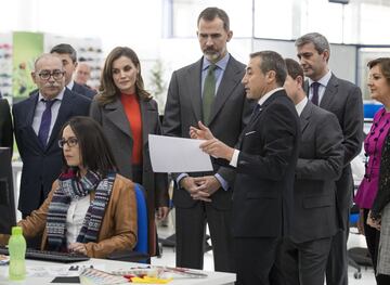 Los Reyes Felipe VI y Letizia visitaron la sede de la compañía Joma Sport en la localidad toledana de Portillo. La ministra de Defensa María Dolores de Cospedal y el presidente de Castilla-La Mancha Emiliano García-Page acompañaron a los monarcas.