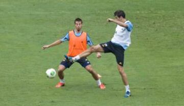 Entrenamiento de La Roja en el Estadio Monumental de Guayaquil. Azpilicueta y Javi Martínez.