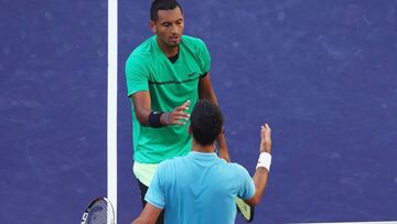 Nick Kyrgios saluda a Novak Djokovic tras ganarle en el BNP Paribas Open 2017 en el Indian Wells Tennis Garden de Indian Wells, California.