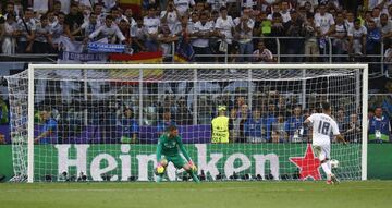 Real Madrid-Atlético de Madrid 1-1 (5-3 en la tanda de penaltis). En la foto, Lucas Vázquez marca en la tanda de penaltis el 1-0.