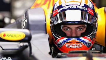 Max Verstappen subido en su Red Bull.