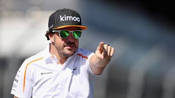 MELBOURNE, AUSTRALIA - MARCH 25: Fernando Alonso of Spain and McLaren F1 points to the crowd on the drivers parade before the Australian Formula One Grand Prix at Albert Park on March 25, 2018 in Melbourne, Australia.  (Photo by Charles Coates/Getty Images)