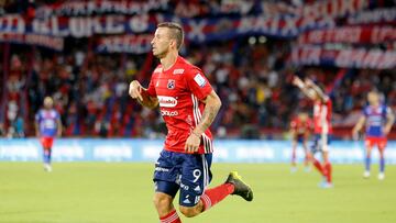 MEDELLIN - COLOMBIA, 14-05-2022: Luciano Pons de Deportivo Independiente Medellin celebra el gol anotado con sus compañeros de equipo al Deportivo Pasto durante partido de la fecha 20 entre Deportivo Independiente Medellin y Deportivo Pasto por la Liga BetPlay DIMAYOR I 2022, en el estadio Atanasio Girardot de la ciudad de Medellin. / Luciano Pons of Deportivo Independiente Medellin celebrates after scoring the goal of his team with his teammates to Deportivo Pasto during a match of the 20th date between Deportivo Independiente Medellin and Deportivo Pasto, for the BetPlay DIMAYOR I 2022 League at the Atanasio Girardot Stadium in Medellin city. / Photo: VizzorImage / Donaldo Zuluaga / Cont.