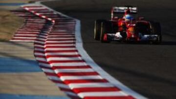 Alonso rueda casi de noche en Bahrain. 