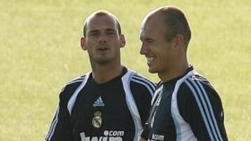 El futuro del jugador holandés Wesley Sneijder sigue en el aire. La posibilidad de recalar en el Inter de Milán no agrada del todo al mediapunta, que quiere triunfar en el conjunto blanco.