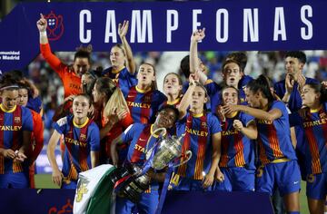 Las jugadoras del Barcelona celebran la Copa de la Reina. 