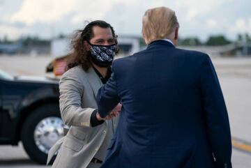 Donald Trump y Jorge Masvidal después de llegar al Aeropuerto Internacional de Miami el jueves 15 de octubre de 2020 en Miami.