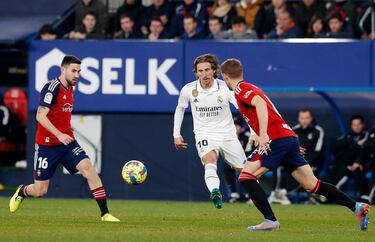 Luka Modric asiste a  un compañero mientras Moi Gómez y Darko Brasanac observan la acción.