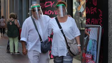 25-8-2020.Terrassa. Ambiente de gente por la calle con mascarillas. Covid-19. Coronavirus.Pantalla y mascarillas. © Foto: Cristobal Castro.