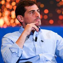 "Hola, soy Iker Casillas y aquí tienes mi número de teléfono"