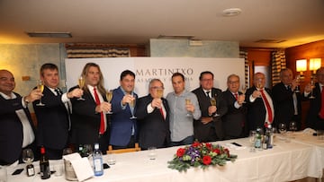 Brindis tras la tradicional comida navide?a de Osasuna con los medios de comunicaci¨®n.