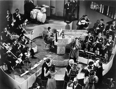 La canción "Chattanooga Choo Choo" fue lanzada el 25 de julio de 1941 por Glenn Miller y su orquesta, con las voces de Tex Beneke y The Modernaires. Fue grabada el 7 de mayo y rápidamente se convirtió en un éxito en Estados Unidos. Su ritmo alegre y estilo swing la hicieron muy popular durante la Segunda Guerra Mundial. Fue la primera canción en recibir un disco de oro por vender más de un millón de copias.