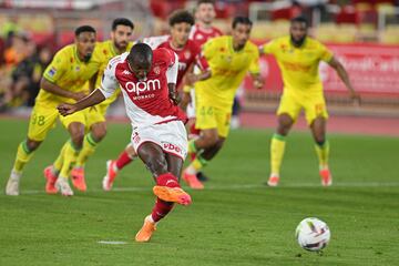 Monaco's Malian midfielder #04 Mohamed Camara (C) shoots and scores a penalty during the French L1 football match between AS Monaco and FC Nantes at the Louis II Stadium (Stade Louis II) in the Principality of Monaco on May 19, 2024. (Photo by Nicolas TUCAT / AFP)