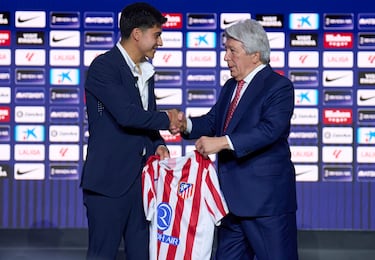 Obed Vargas recibe su camiseta de manos de Enrique Cerezo en su presentación oficial como nuevo jugador del Atlético de Madrid.