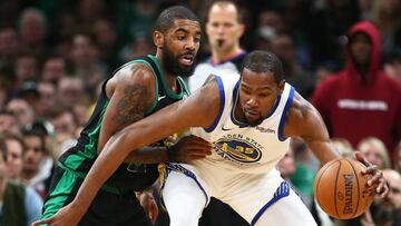 Irving defiende a Durant durante un partido