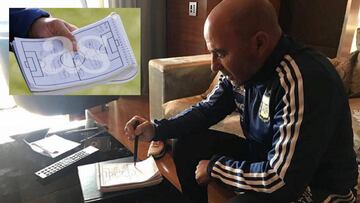 El seleccionador de Argentina, Jorge Sampaoli, explic&oacute; lo que pon&iacute;a en su libreta.