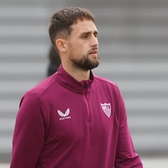 El Sevilla confirma que Vargas y Januzaj se perderán el derbi
