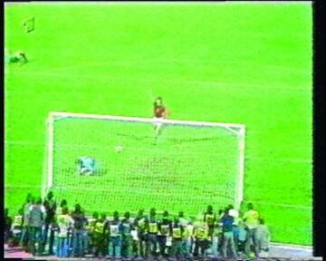 La final de la Eurocopa de Yugoslavia en 1976 entre Checoslovaquia y Holanda (que ganaron los checos) pasará a la historia por una cosa: el penalti de Panenka.
El encuentro terminó 2-2, y tras la prórroga fueron a la tanda de penaltis. El checo fue el último en lanzar de su equipo, y fue el gol que le dio la Eurocopa a Checoslovaquia.