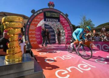 Vincenzo Nibali comienza la cronoescalada entre Castelrotto y Alpe di Siusi. 