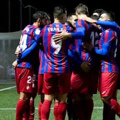 Un penalti y Leschuk deciden en el debut como titular de Llorente